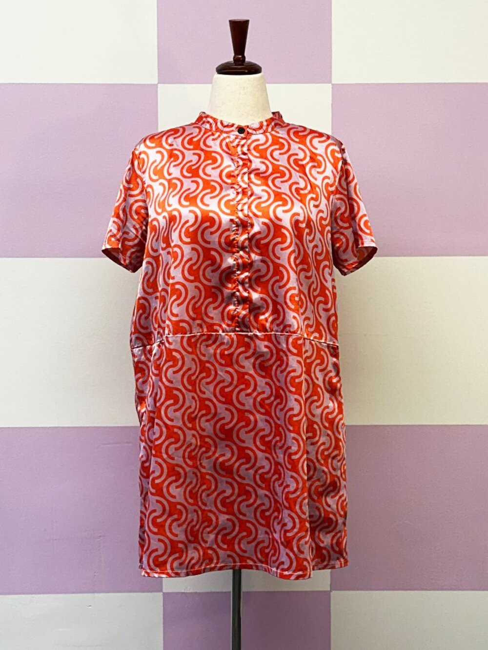 DUSEN DUSEN shirt mini dress - shiny red and lilac pink wave swirl pattern large